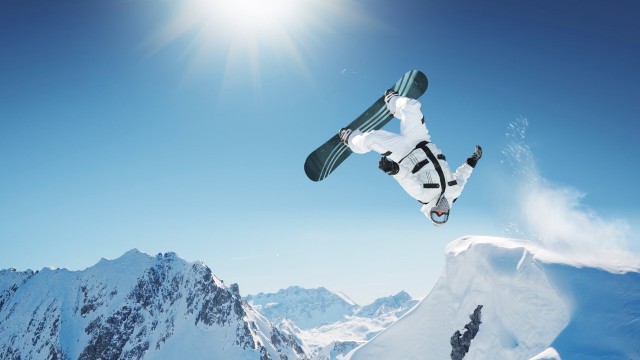 赛场快讯：最新赛事动态快讯，赛程百科