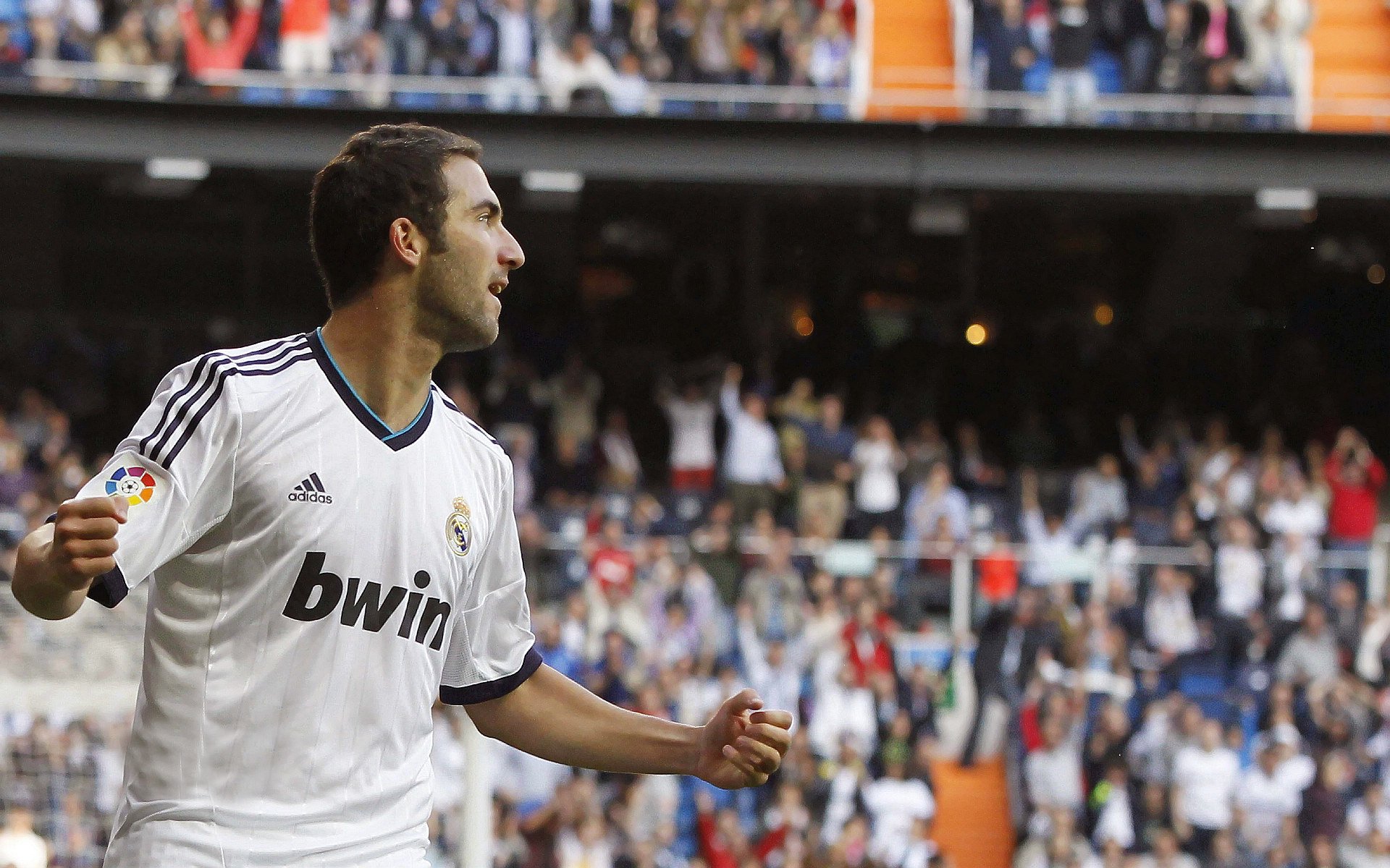 亚洲杯赛场上悬念重重，球迷关注热度不减，亚洲杯的比赛